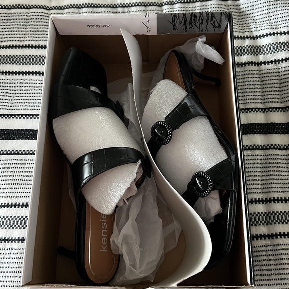 NEW! KENSIE Sandals - Picture 7 of 7